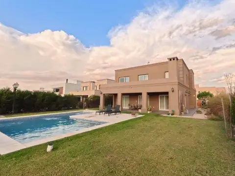 Casa 5 ambientes con 3 baños