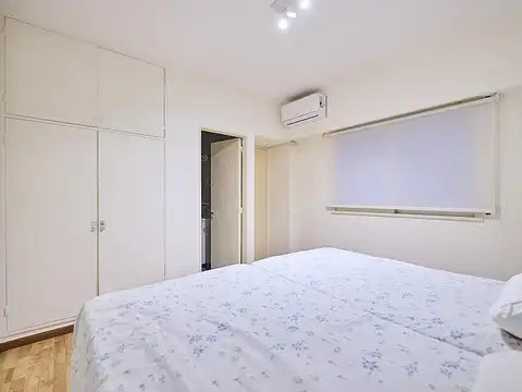 Dos ambientes frente a Plaza Vicente López.