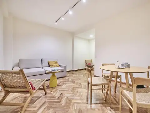 Dos ambientes frente a Plaza Vicente López.