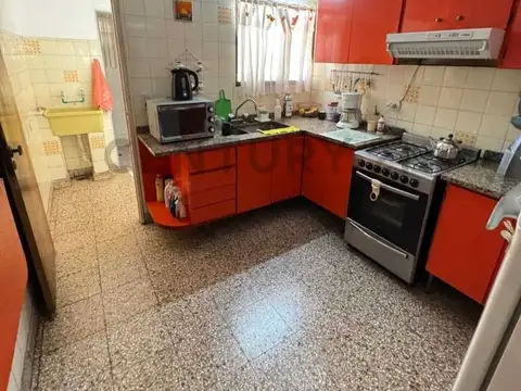 Castellanos 100, Piso 0