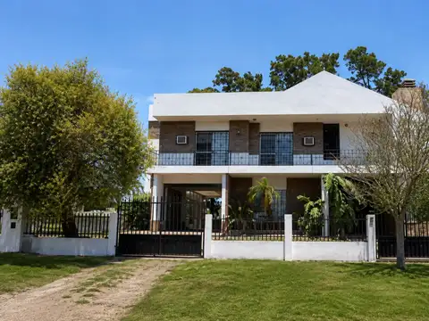 VENTA DE CASA 5 DORMITORIOS CON PILETA