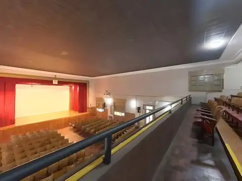 Impecable salón de 12m por 25m c/Butacas - Capacidad para 400 personas aprox. - Villa Pueyrredón