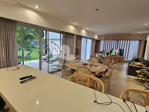 Casa a la venta en barrio Las Golondrinas - 5 ambientes