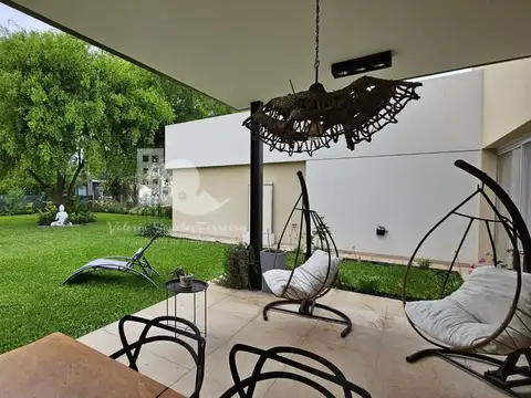 Casa a la venta en barrio Las Golondrinas - 5 ambientes