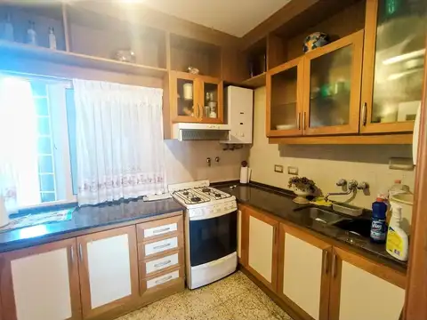 Arijon 1500, dormitorios, planta alta, patio amplio.