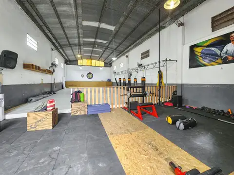 Casona comercial más galpón de 176m² en Abasto