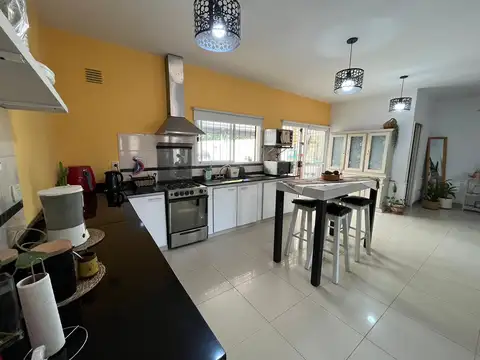 Casa 5 ambientes con 3 baños