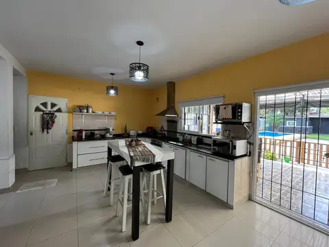 Casa en Venta con 4 cocheras