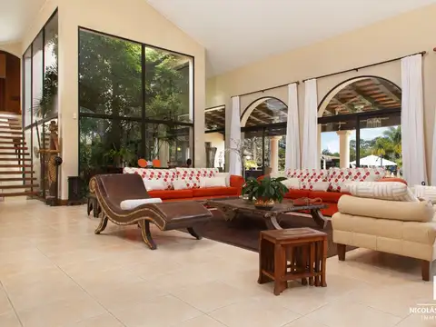 Casa 7 ambientes con 9 baños