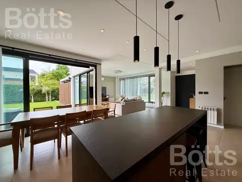 Casa 5 ambientes con 4 baños