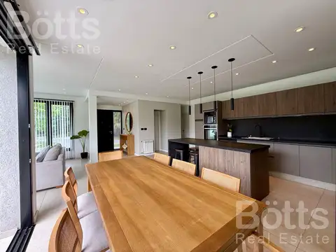 Casa en Venta con 5 cocheras
