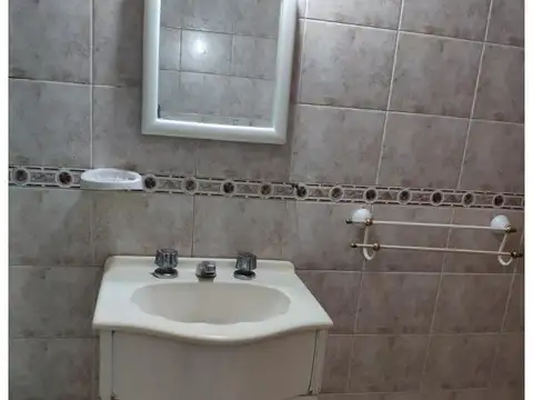 VILLA BALLESTER CENTRO:  DEPTO. 3 AMB, AL FRENTE TIPO DUPLEX