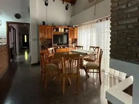 CASA EN VENTA + DPTO. 3 AMBIENTES - MORON