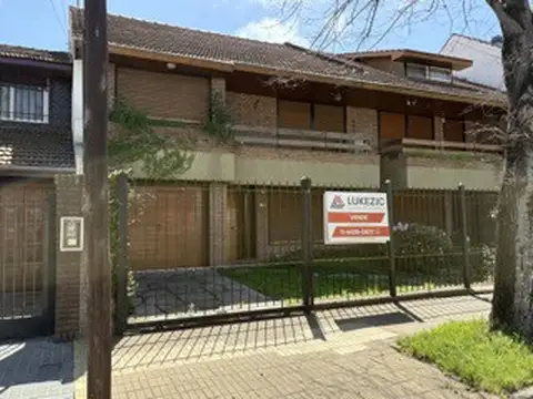 Chalet en Martínez a solo 300 mts de Av. Santa Fe – 4 dormitorios, jardín y cochera