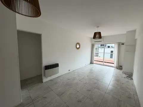 DEPARTAMENTO DE 3 AMBIENTES AL CTA/FTE CON PATIO DE 45M2 APROX Y ambiente para quincho o sala de guardado de 4.00x5.00TERCER DORMITORIO/QUINCHO. 105 M2 TOTALES APROX. APTO CREDITO