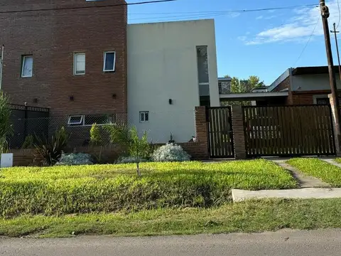 Casa en Alquiler con 1 cochera