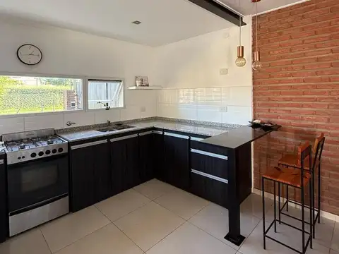 Houssay 4364 (Frente al barrio Miraflores)