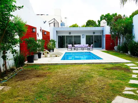 CASA CON PILETA EN LOMAS DE ZAMORA