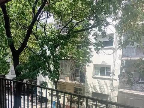 Monoambiente al frente con balcón. 2do piso por escalera. Todo eléctrico. Baulera. Bajas expensas.