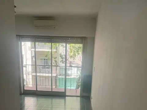 Monoambiente al frente con balcón. 2do piso por escalera. Todo eléctrico. Baulera. Bajas expensas.