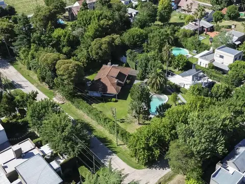 Casa en Villa Elisa, acepta permuta por menor valor