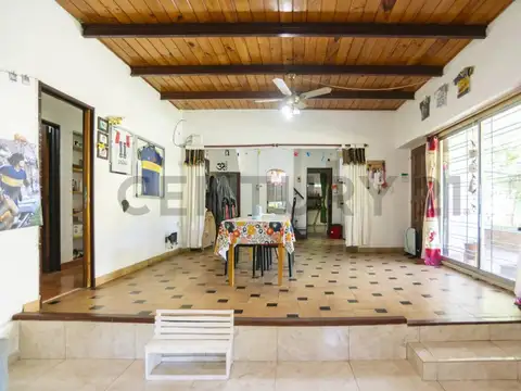 Casa 6 ambientes con 2 baños