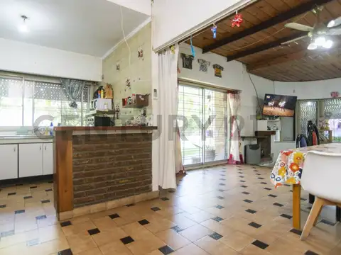 Casa en Venta con 2 cocheras
