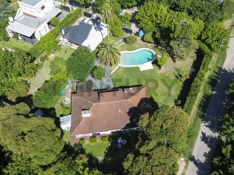 Casa 6 ambientes con 2 baños