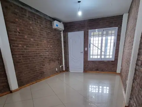 Departamento 2 ambientes en alquiler con aire acondicionado – Chacabuco al 400, Merlo