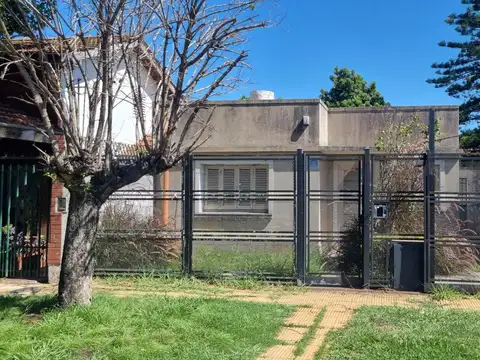 Excelente lote con casa de 2 ambientes para refacción !