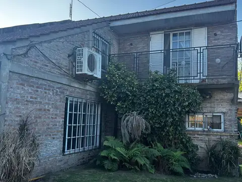 Casa de 4 ambientes con jardín  y piscina