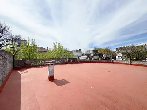 CASA CON LOCAL, TERRAZA,GARAGE Y PATIO EN PARQUE AVELLANEDA