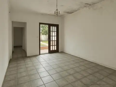 Casa 5 amb en venta en Liniers, 2 plantas, lote 8,43 x 23,60