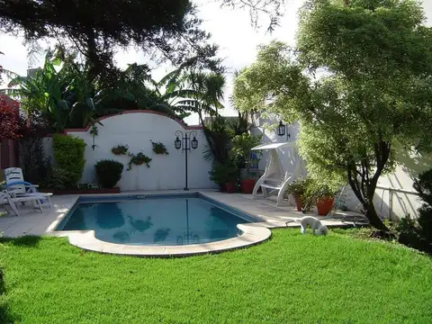 Casa en Alquiler con 3 cocheras