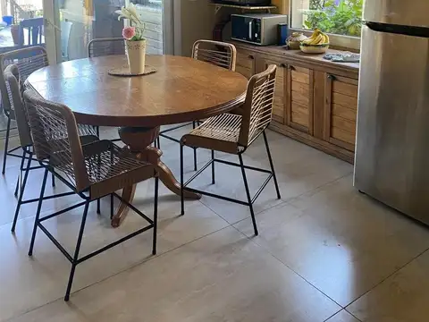 Casa en Alquiler con 2 cocheras