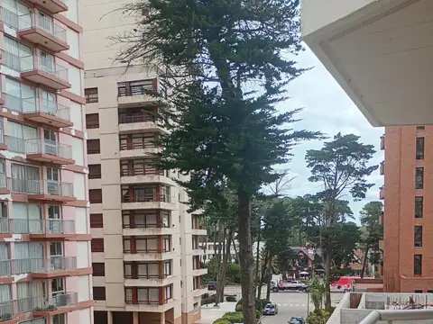 Departamento de 3 ambientes con cochera a 4 cuadras del mar en Pinamar Centro