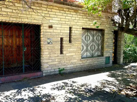 VENTA- CASA 3AMB. C/COCHERA +DEPTO 3AMB.- R. MEJÍA