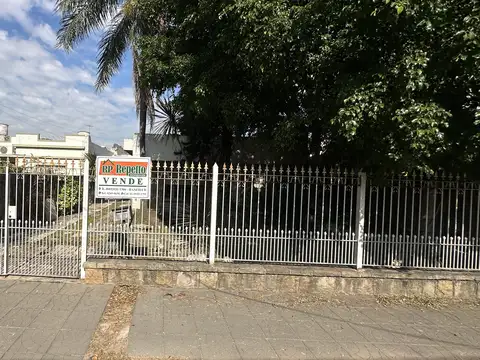 Oportunidad – Casa a finalizar refacciones sobre lote de 11 x 57 mts con amplio parque y piscina.