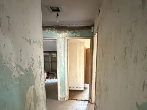 Oportunidad – Casa a finalizar refacciones sobre lote de 11 x 57 mts con amplio parque y piscina.
