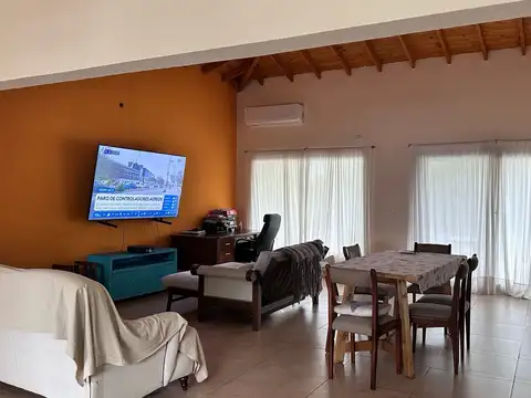 Casa 4 ambientes con 2 baños