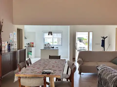 Casa en Venta con 4 cocheras