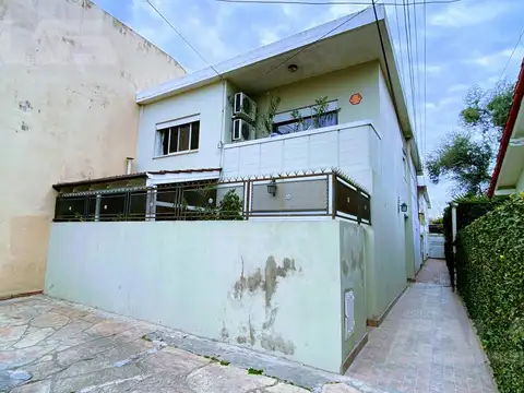 Sólido PH de 4 ambientes en dos plantas con cochera! TOMA 2 o 3 AMBIENTES EN LA ZONA!!!