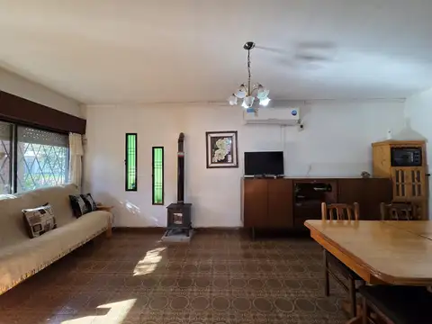 VENTA CASA 4 AMB. CON PARRILLA PATIO GARAGE Y DEPTO 3 AMB CON TERRAZA BALCÓN - APTA CRÉDITO - MORENO