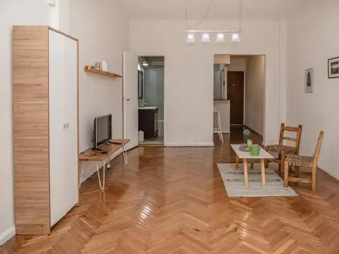 Monoambiente súper amplio con balcón luminoso AL FRENTE