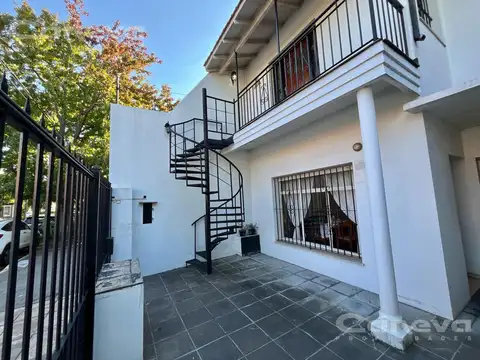Martínez casa con jardín y galería. 4 dormitorios. 2 baños, Multifamiliar