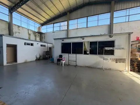 Amplio galpón en zona norte próximo al aeropuerto