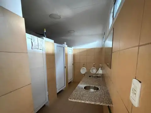 Amplio galpón en zona norte próximo al aeropuerto