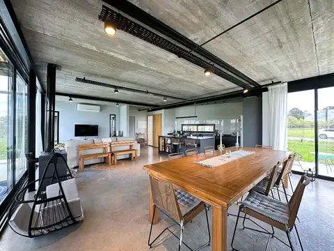 Casa 4 ambientes con 2 baños