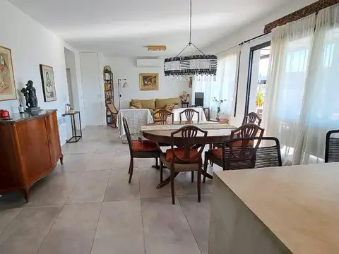 Casa en Alquiler con 2 cocheras