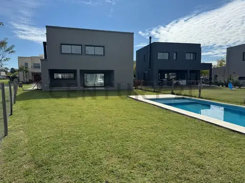 CASA  VENTA 4 AMBIENTES EN DOS PLANTAS CON PILETA  EN BARRIO SAN PABLO, PILAR